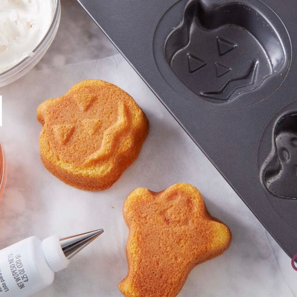 Wilton Halloween Mini-Cake/Cupcake Pan NWT - Picture 3 of 11